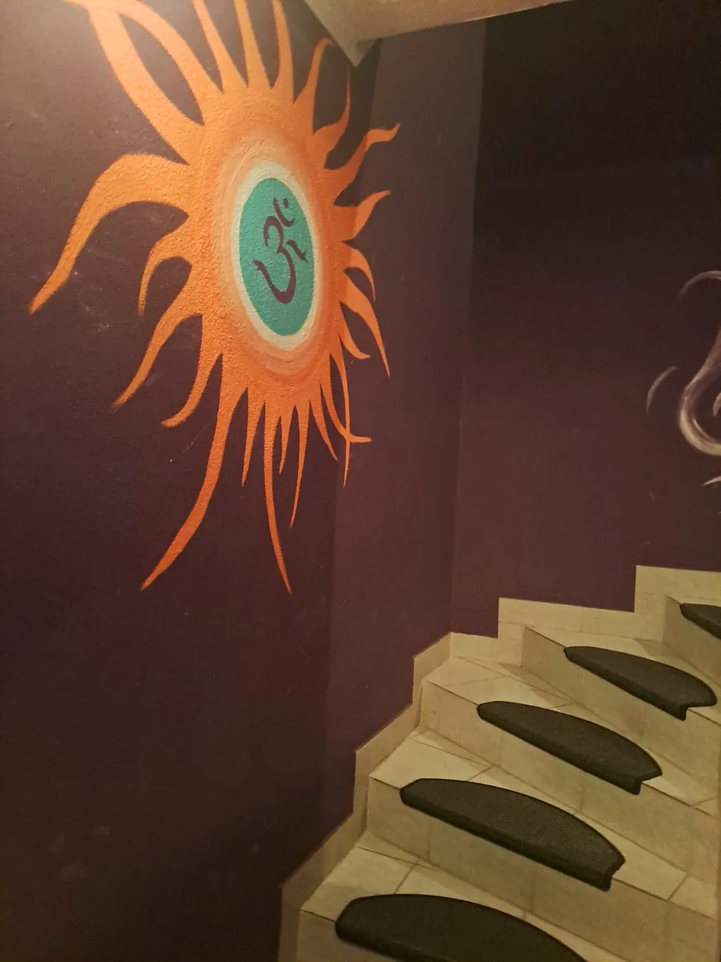 Ručně malovaný symbol Óm v retreat centru Uhoňesa