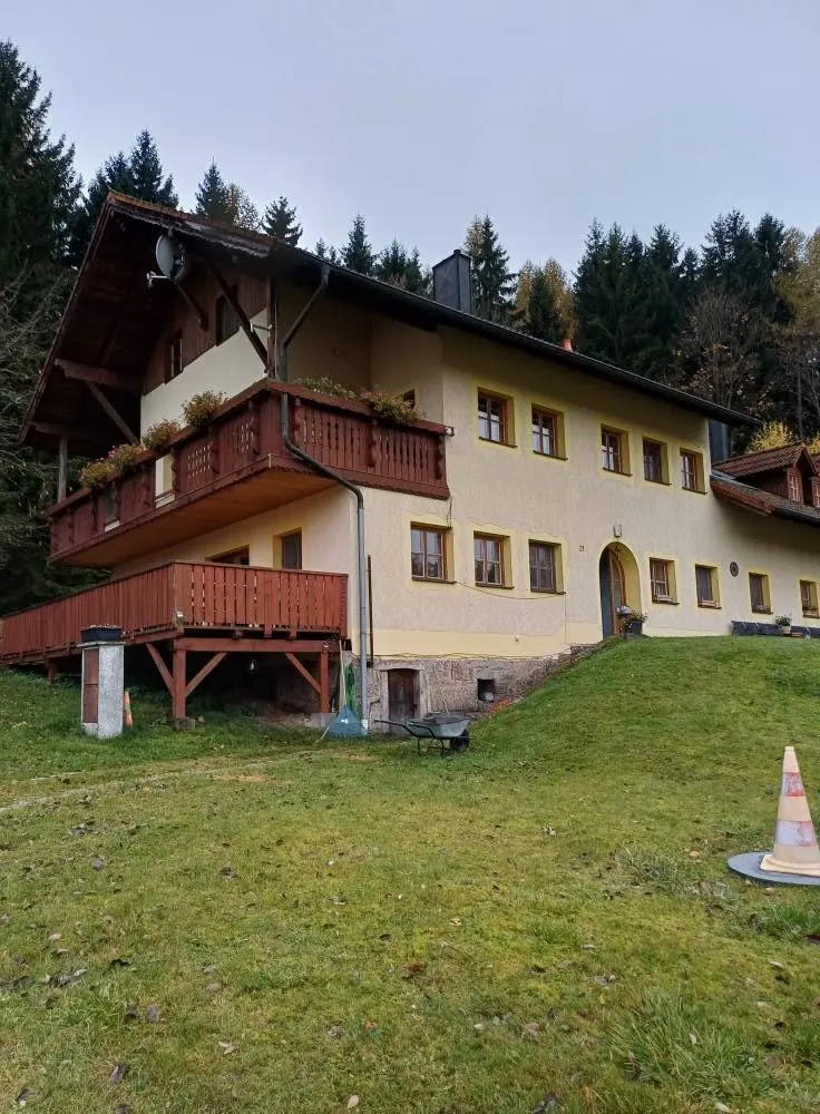 Žlutá chalupa v polích u Pasečnice